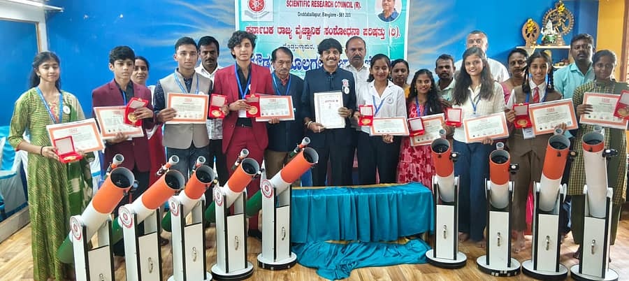 ‘ನಾನು ವಿಜ್ಞಾನಿ-2025’ ತರಬೇತಿ ಕಾರ್ಯಾಗಾರದಲ್ಲಿ ಟೆಲಿಸ್ಕೋಪ್ ತಯಾರಿಸಿ ವಿಶ್ವ ದಾಖಲೆ ಬರೆದ ತಂಡದಲ್ಲಿದ್ದ  ಬೆಂಗಳೂರು ದಕ್ಷಿಣ ಜಿಲ್ಲೆಯ 9 ವಿದ್ಯಾರ್ಥಿಗಳೊಂದಿಗೆ ಕರ್ನಾಟಕ ರಾಜ್ಯ ವೈಜ್ಞಾನಿಕ ಸಂಶೋಧನಾ ಪರಿಷತ್ತಿನ ಜಿಲ್ಲಾ ಘಟಕದ ಅದ್ಯಕ್ಷ ರೇಣುಕಾ ಪ್ರಸಾದ್. ವಿದ್ಯಾರ್ಥಿಗಳ ಪೋಷಕರು ಇದ್ದಾರೆ
