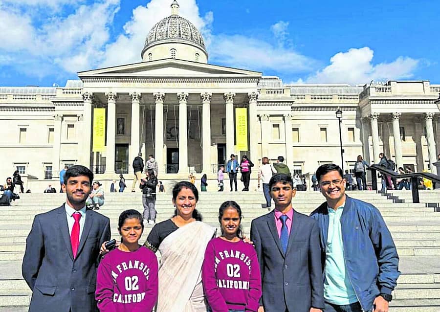 <div class="paragraphs"><p>ಶೈಕ್ಷಣಿಕ ಪ್ರವಾಸಕ್ಕೆ ತೆರಳಿದ್ದ ತಂಡ ಲಂಡನ್‌ನ ಕಲಾ ಗ್ಯಾಲರಿಯ ಮುಂದೆ</p></div>