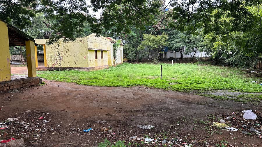 <div class="paragraphs"><p>ಚಿತ್ರದುರ್ಗದ ಬಾರ್‌ಲೈನ್‌ ರಸ್ತೆಯ ಸರ್ಕಾರಿ ಶಾಲೆಯ ಆವರಣದ ದುಸ್ಥಿತಿ&nbsp; </p></div>