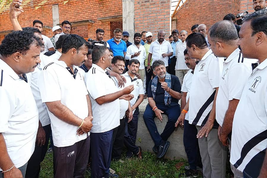 ಜೆ.ಪಿ ಉದ್ಯಾನದಲ್ಲಿ ಭಾನುವಾರ ಡಿ.ಕೆ. ಶಿವಕುಮಾರ್‌ ಅವರು ಜನರ ಅಹವಾಲು ಆಲಿಸಿದರು