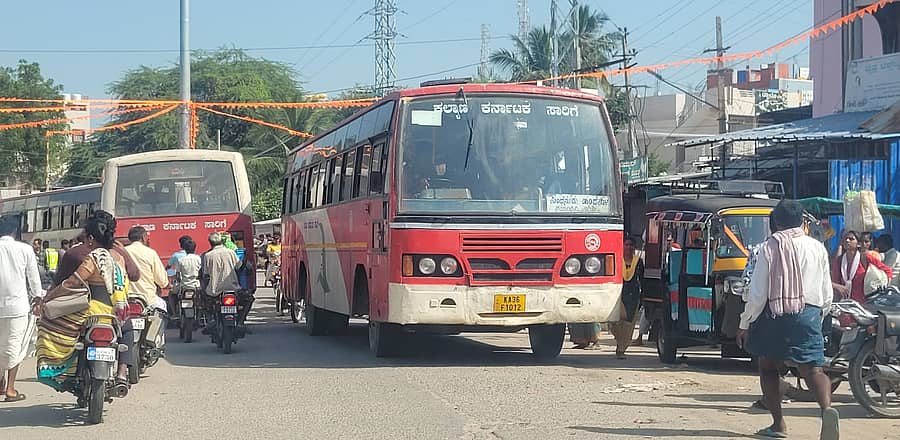 ಮಸ್ಕಿ ಪಟ್ಟಣದ ಮುದಗಲ್ ರಸ್ತೆಯಲ್ಲಿ ಭಾನುವಾರ ಟ್ರಾಪಿಕ್ ಜಾಮ್ ಆಗಿ ಸಾರ್ವಜನಿಕರು ಪರದಾಡುವಂತಾಯಿತು.