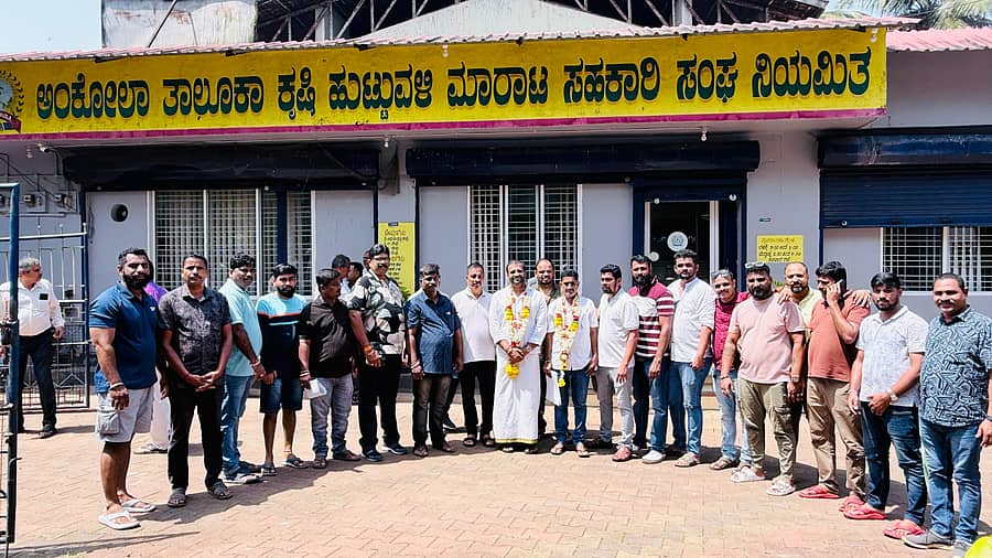 ಅಂಕೋಲಾ ತಾಲ್ಲೂಕು ಕೃಷಿ ಹುಟ್ಟುವಳಿ ಮಾರಾಟ ಸಹಕಾರ ಸಂಘದ ನೂತನ ಅಧ್ಯಕ್ಷರಾಗಿ ಆಯ್ಕೆಯಾದ ಕಾಂಗ್ರೆಸ್ ಮುಖಂಡ ಗೋಪಾಲಕೃಷ್ಣ ನಾಯಕ ಮತ್ತು ಉಪಾಧ್ಯಕ್ಷರಾಗಿ ಆಯ್ಕೆಯಾದ ವೆಂಕಟ್ರಾಯ ನಾಯಕ ಅವರನ್ನು ಮುಖಂಡರು ಸನ್ಮಾನಿಸಿದರು