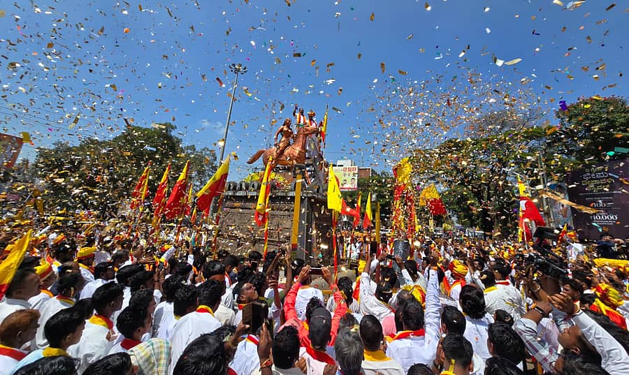 <div class="paragraphs"><p>ಬೆಳಗಾವಿಯಲ್ಲಿ ರಾಣಿ ಚನ್ನಮ್ಮನ ಪ್ರತಿಮೆಗೆ ಕರ್ನಾಟಕ ರಕ್ಷಣಾ ವೇದಿಕೆ ಅಧ್ಯಕ್ಷ  ಟಿ.ಎ.ನಾರಾಯಣಗೌಡ ಅವರು ಮಾಲಾರ್ಪಣೆ ಮಾಡಿದರು.</p></div>