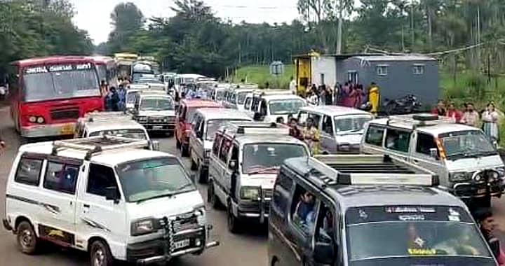 ಶಿಕಾರಿಪುರ ತಾಲ್ಲೂಕಿನ ಕುಟ್ರಳ್ಳಿ ಸಮೀಪ ರಾಜ್ಯ ಹೆದ್ದಾರಿ ಟೋಲ್ ಗೇಟ್ ಬಳಿ ವಾಹನ ದಟ್ಟನೆ ಉಂಟಾಗಿರುವುದು