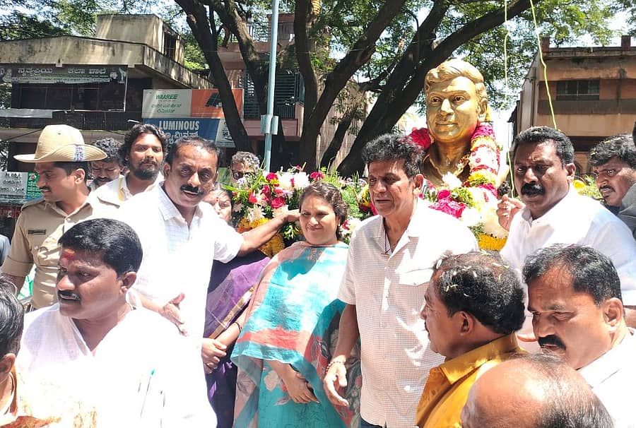 ದೊಡ್ಡಬಳ್ಳಾಪುರದ ಜಯಚಾಮರಾಜೇಂದ್ರ ವೃತ್ತದಲ್ಲಿ ಜೀರ್ಣೋದ್ಧಾರಗೊಂಡಿರುವ ಪೀಠದಲ್ಲಿ ಡಾ.ರಾಜ್ಕುಮಾರ್ ಅವರ ಕಂಚಿನ ಪ್ರತಿಮೆಯನ್ನು ನಟ ಶಿವರಾಜ್ಕುಮಾರ್ ಭಾನುವಾರ ಅನಾವರಣಗೊಳಿಸಿದರು