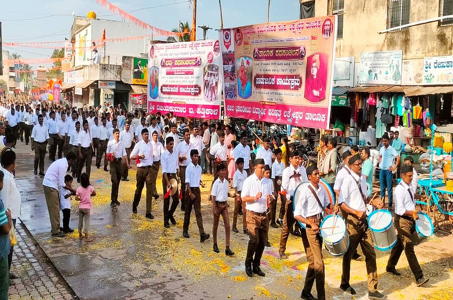 ರಾಷ್ಟ್ರೀಯ ಸ್ವಯಂ ಸಂಘದ ಶತಮಾನೋತ್ಸವದ ಅಂಗವಾಗಿ ಲಕ್ಷ್ಮೇಶ್ವರದಲ್ಲಿ ಭಾನುವಾರ ಗಣವೇಷಧಾರಿಗಳಿಂದ ಪಥ ಸಂಚಲನ ಅದ್ದೂರಿಯಾಗಿ ಜರುಗಿತು