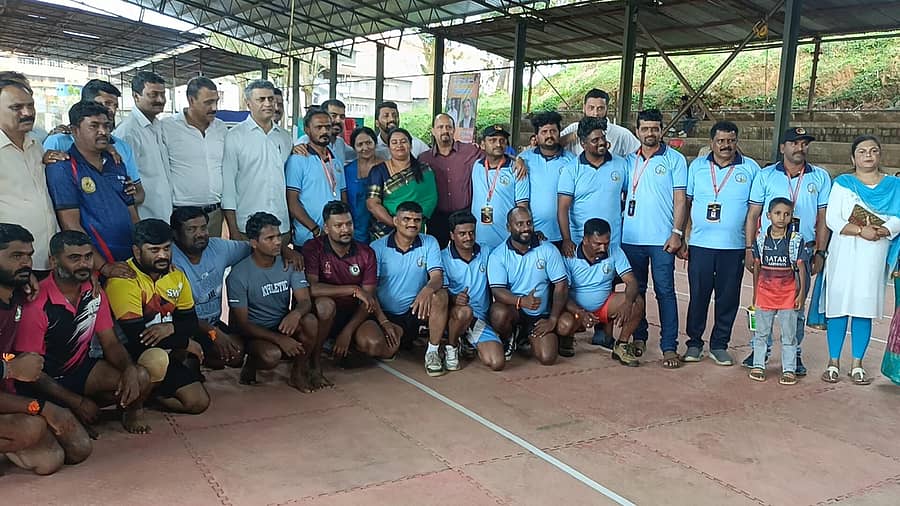 <div class="paragraphs"><p>ಹೊನಲು ಬೆಳಕಿನ ಮುಕ್ತ ಮ್ಯಾಟ್ ಕಬಡ್ಡಿ ಪಂದ್ಯಾವಳಿಯ ಪ್ರದರ್ಶನ ಪಂದ್ಯದಲ್ಲಿ ಭಾಗಿಯಾಗಿದ್ದ ಪತ್ರಕರ್ತರ ಮತ್ತು ದಸರಾ ಕ್ರೀಡಾಸಮಿತಿ ತಂಡದೊಂದಿಗೆ ಡಾ.ಮಂತರ್‌ಗೌಡ, ಎ.ಎಸ್.ಪೊನ್ನಣ್ಣ, ಪ್ರದೀಪ್ ಕರ್ಕೆರ ಇದ್ದಾರೆ</p></div>