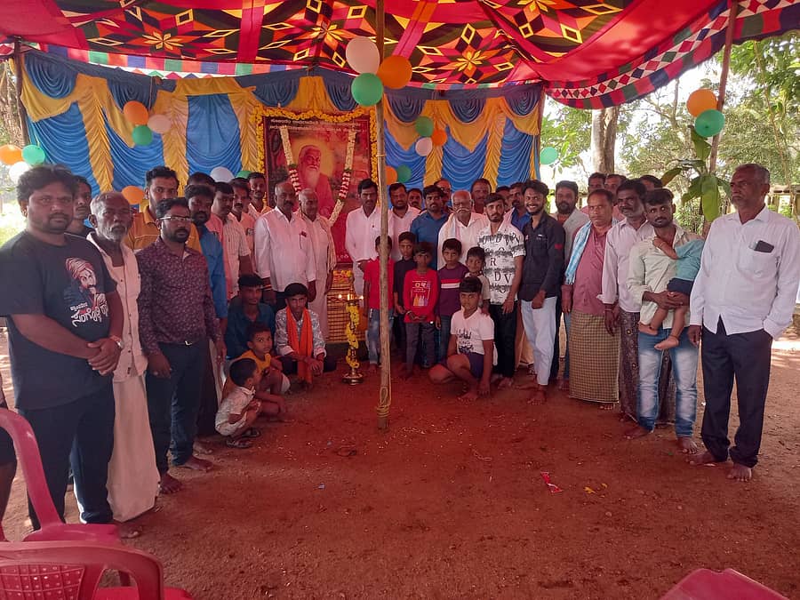 ಮಾಯಕೊಂಡದ ಹಿರೇಮದಕರಿ ನಾಯಕರ ಸಮಾಧಿ ಬಳಿ ನಡೆದ ವಾಲ್ಮೀಕಿ ಜಯಂತಿಯನ್ನು ಕಾಂಗ್ರೆಸ್ ಎಸ್.ಟಿ ಮೋರ್ಚ ರಾಜ್ಯ ಘಟಕದ ಉಪಾಧ್ಯಕ್ಷ ಐಗೂರು ಹನುಮಂತಪ್ಪ ಉದ್ಘಾಟಿಸಿದರು