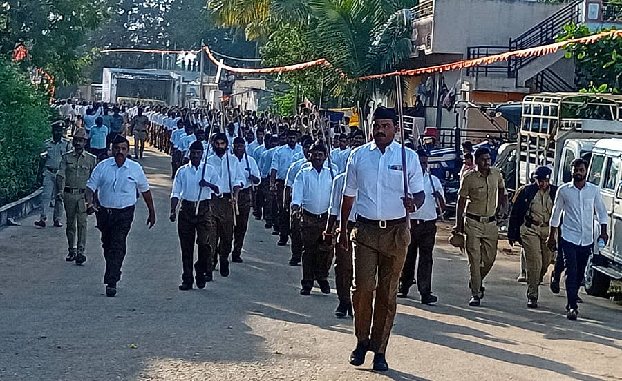 ಯಲಬುರ್ಗಾ ಪಟ್ಟಣದಲ್ಲಿ ಭಾನುವಾರ ರಾಷ್ಟ್ರೀಯ ಸ್ವಯಂಸೇವಕ ಸಂಘದ ಶತಾಬ್ದಿ ಆಚರಣೆ ಪ್ರಯುಕ್ತ ಸ್ವಯಂ ಸೇವಕರಿಂದ ಬೃಹತ್ ಪಥ ಸಂಚಲನ ಜರುಗಿತು 