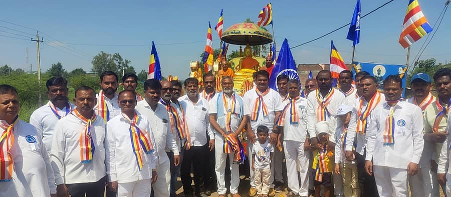 ಕಮಲನಗರದ ಸಿದ್ಧಾರ್ಥ ನಗರ ಬಡಾವಣೆಯಲ್ಲಿ ನಡೆದ ಗೌತಮ ಬುದ್ಧ ಮೂರ್ತಿ ಮೆರವಣಿಗೆಗೆ ಭಂತೆ ಬೋಧಿ ರತ್ನ ಹಾಗೂ ಭಂತೆ ಧಮ್ಮ ಬೋಧಿ ಅವರು ಚಾಲನೆ ನೀಡಿದರು