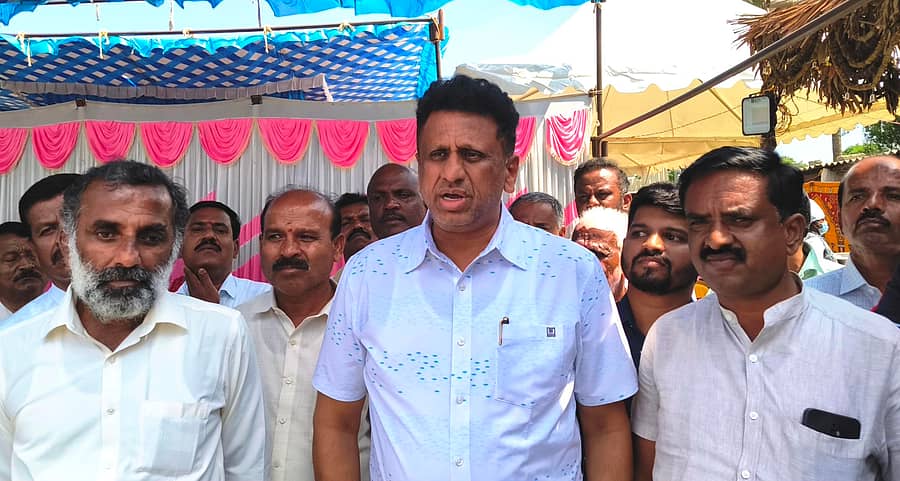 <div class="paragraphs"><p>ಶಿಡ್ಲಘಟ್ಟ ತಾಲ್ಲೂಕು ಚಿಕ್ಕದಿಬ್ಬೂರಹಳ್ಳಿಯಲ್ಲಿ ಸುದ್ದಿಗಾರರೊಂದಿಗೆ ಮಾತನಾಡಿದ ಸಚಿವ ಡಾ.ಎಂ.ಸಿ.ಸುಧಾಕರ್</p></div>