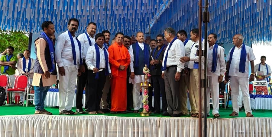 ತಿ.ನರಸೀಪುರ ಪಟ್ಟಣದಲ್ಲಿ ಮಾದಿಗ ಕ್ರಾಂತಿಕಾರಿ ಒಳಮೀಸಲಾತಿ ಹೋರಾಟ ಸಮಿತಿ ಹಾಗೂ ತಾಲ್ಲೂಕು ಮಾದಿಗ ಸಂಘಟನೆಗಳ ನೇತೃತ್ವದಲ್ಲಿ ಭಾನುವಾರ ಸಂಜೆ ನಡೆದ ಸಂಪೂರ್ಣ ಒಳ ಮೀಸಲಾತಿ ಜಾರಿಗಾಗಿ ಕ್ರಾಂತಿಕಾರಿ ಪ್ರತಿಭಟನಾ ಸಮಾವೇಶವನ್ನು ಷಡಕ್ಷರ ಮುನಿ ಸ್ವಾಮೀಜಿ ಉದ್ಘಾಟಿಸಿದರು
