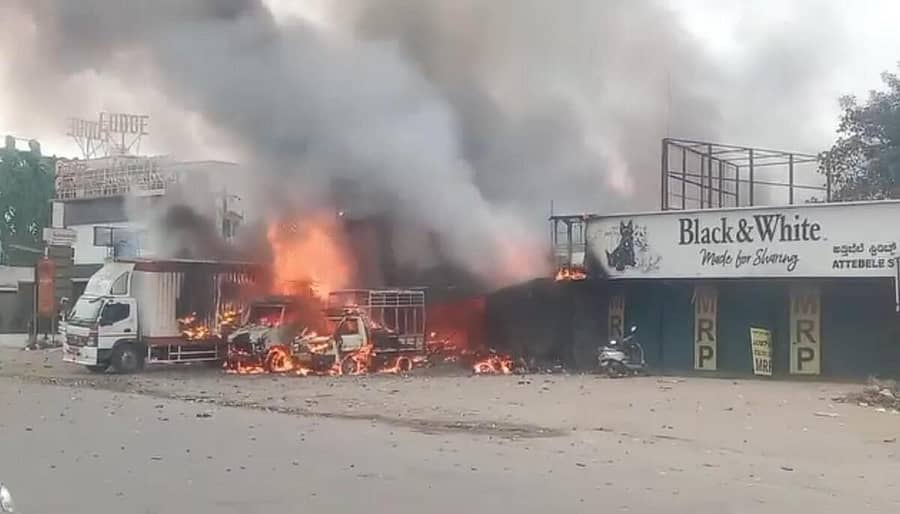 <div class="paragraphs"><p><strong>ಆನೇಕಲ್ ತಾಲ್ಲೂಕಿನ ಗಡಿಭಾಗದ ಅತ್ತಿಬೆಲೆಯಲ್ಲಿ ಪಟಾಕಿ ಮಳಿಗೆಯೊಂದರಲ್ಲಿ ಪಟಾಕಿ ಹೊತ್ತುಕೊಂಡು ಉರಿಯುತ್ತಿರುವುದು</strong></p></div>