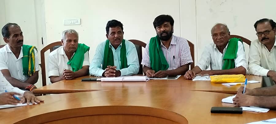 ಹೊನ್ನಾಳಿಯಲ್ಲಿ ಕೇಂದ್ರ ಹಾಗೂ ರಾಜ್ಯ ಸರ್ಕಾರದ ವಿರುದ್ಧ ಹಮ್ಮಿಕೊಂಡಿರುವ ಪ್ರತಿಭಟನೆಯ ಪೂರ್ವಭಾವಿ ಸಭೆಯಲ್ಲಿ ರೈತರು ಪಾಲ್ಗೊಂಡಿದ್ದರು