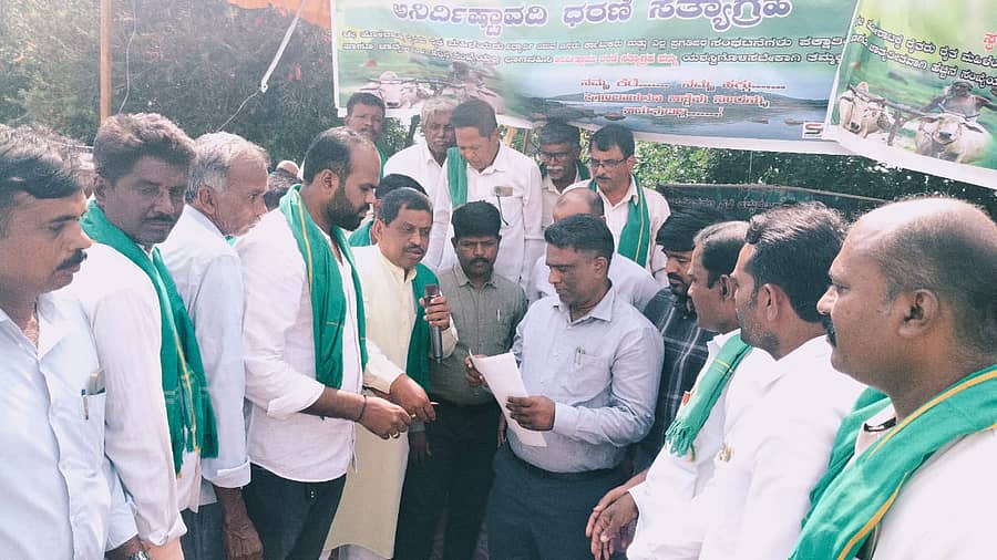 ಗೌರಿಬಿದನೂರು ತಾಲ್ಲೂಕು ಆಡಳಿತ ಕಚೇರಿ ಮುಂದೆ ವಾಟದಹೊಸಹಳ್ಳಿ ರೈತರು ನಡೆಸುತ್ತಿದ್ದ ಧರಣಿ ಸತ್ಯಾಗ್ರಹವನ್ನು ತಾತ್ಕಾಲಿಕವಾಗಿ ಮುಂದೂಡಲಾಯಿತು