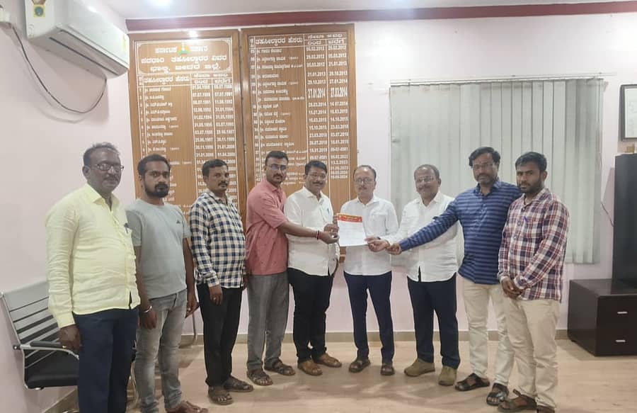 ಭಾಲ್ಕಿ ಪಟ್ಟಣದ ತಹಶೀಲ್ದಾರ್ ಕಚೇರಿಯಲ್ಲಿ ನಮ್ಮ ಕರ್ನಾಟಕ ಸೇನೆ ಪದಾಧಿಕಾರಿಗಳು ಕನ್ಹೇರಿ ಶ್ರೀಗಳ ಗಡಿಪಾರಿಗೆ ಆಗ್ರಹಿಸಿ ಮುಖ್ಯಮಂತ್ರಿಗೆ ಬರೆದ ಮನವಿ ಪತ್ರವನ್ನು ತಹಶೀಲ್ದಾರ್‌ ಅವರಿಗೆ ಸಲ್ಲಿಸಿದರು