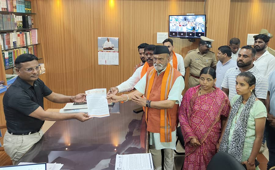 ಸುಳ್ಳು ದಾಖಲೆ ಸಲ್ಲಿಸಿ ವಿವಾಹ ನೋಂದಣಿ ಮಾಡಿಸಿದ ಯುಟ್ಯೂಬರ್ ಖ್ವಾಜಾ ಬಂದೆನವಾಜ್ (ಮುಕಳೆಪ್ಪ) ಹಾಗೂ ಹುಬ್ಬಳ್ಳಿಯ ಹಿಂದೂ ಯುವತಿಯ ವಿವಾಹ ನೋಂದಣಿ ರದ್ದುಪಡಿಸಬೇಕು ಎಂದು ಶ್ರೀರಾಮ ಸೇನೆ ಮುಖ್ಯಸ್ಥ ಪ್ರಮೋದ ಮುತಾಲಿಕ್ ಹೆಚ್ಚುವರಿ ಜಿಲ್ಲಾಧಿಕಾರಿ ಸಾಜಿದ್ ಮುಲ್ಲಾ ಅವರಿಗೆ ದೂರು ಸಲ್ಲಿಸಿದರು