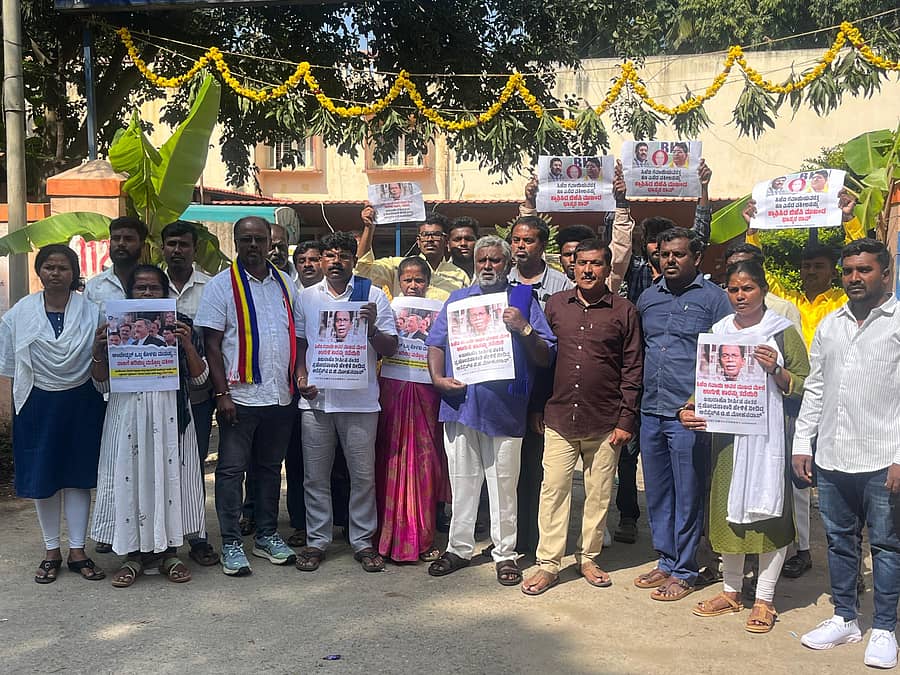 ಅಂಬೇಡ್ಕರ್ ಅವರ ವಿರುದ್ಧ ಲಘುವಾಗಿ ಮಾತನಾಡಿರುವವ ವಿರುದ್ಧ ಪ್ರಕರಣ ದಾಖಲಿಸಬೇಕೆಂದು ಒತ್ತಾಯಿಸಿ ಆನೇಕಲ್‌ ಪೊಲೀಸ್ ಠಾಣೆ ಮುಂಭಾಗದಲ್ಲಿ ಬೋಧಿಸ್ವತ ಟ್ರಸ್ಟ್‌ ಪದಾಧಿಕಾರಿಗಳು ಮತ್ತು ದಲಿತ ಪ್ರಗತಿಪರ ಸಂಘಟನೆಗಳು ಪ್ರತಿಭಟನೆ ನಡೆಸಿದರು