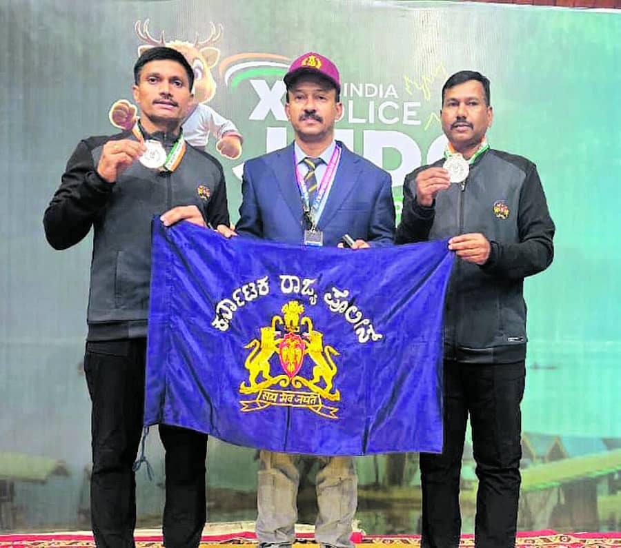 <div class="paragraphs"><p>ಪೊಲೀಸ್‌ ಧ್ವಜದೊಂದಿಗೆ (ಎಡದಿಂದ) ಬಸವರಾಜ್ ಪಾಸ್ಚಪುರ, ಅಮ್ಜಾ ಹುಸೇನ್ (ಕರ್ನಾಟಕ ರಾಜ್ಯ ಪೊಲೀಸ್ ತಂಡದ ವ್ಯವಸ್ಥಾಪಕ ಕಮಾಂಡೆಂಟ್‌) ಮತ್ತು ಗಿರೀಶ್ ಟಿ.ಎಸ್.</p></div>