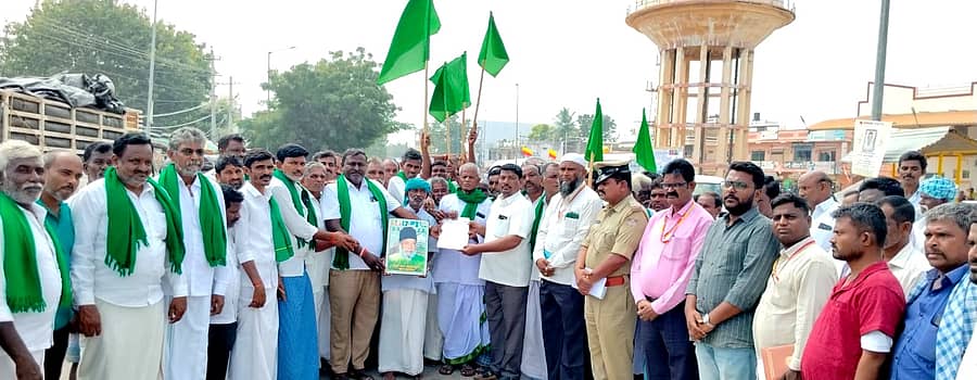 ಕಾರಟಗಿಯಲ್ಲಿ ರಾಜ್ಯ ರೈತ ಸಂಘದ ಪದಾಧಿಕಾರಿಗಳು ವಿವಿಧ ಬೇಡಿಕೆಗಳ ಈಡೇರಿಕೆಗೆ ಆಗ್ರಹಿಸಿ ಉಪ ತಹಶೀಲ್ದಾರ್ ಜಗದೀಶಕುಮಾರಗೆ ಸೋಮವಾರ ಮನವಿ ಸಲ್ಲಿಸಿದರು