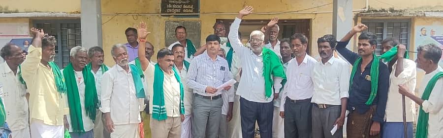 ಚಳ್ಳಕೆರೆಯಲ್ಲಿ ವಿವಿಧ ಸಂಘಟನೆಗಳ ಕಾರ್ಯಕರ್ತರು ಸೋಮವಾರ ತಾಲ್ಲೂಕು ಪಂಚಾಯಿತಿ ಇಒ ಎಚ್.ಶಶಿಧರ್ ಅವರಿಗೆ ಮನವಿ ಸಲ್ಲಿಸಿದರು 