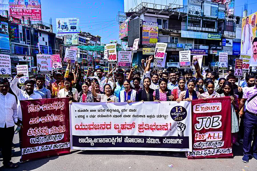 <div class="paragraphs"><p>ಖಾಲಿ ಇರುವ ಸರ್ಕಾರಿ ಹುದ್ದೆಗಳ ಭರ್ತಿಗೆ ಆಗ್ರಹಿಸಿ ಕಲಬುರಗಿಯಲ್ಲಿ ಉದ್ಯೋಗಾಕಾಂಕ್ಷಿಗಳ ಹೋರಾಟ ಸಮಿತಿ ಸದಸ್ಯರು ಸೋಮವಾರ ಎಸ್‌ವಿಪಿ ವೃತ್ತದಲ್ಲಿ ಪ್ರತಿಭಟನೆ ನಡೆಸಿದರು &nbsp; &nbsp; &nbsp; &nbsp; &nbsp; &nbsp; &nbsp;</p></div>