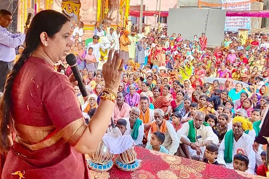 <div class="paragraphs"><p><strong>ಹಿರೇಬಾಗೇವಾಡಿ ಸಮೀಪದ ಕರಡಿಗುದ್ದಿಯಲ್ಲಿ ಸಚಿವೆ ಲಕ್ಷ್ಮೀ ಹೆಬ್ಬಾಳಕರ್‌ ಅವರು ಭಾನುವಾರ ಬಸವೇಶ್ವರ ದೇವಸ್ಥಾನದ ನೂತನ ಕಟ್ಟಡ ಲೋಕಾರ್ಪಣೆ ಕಾರ್ಯಕ್ರಮದಲ್ಲಿ ಮಾತನಾಡಿದರು.</strong></p></div>