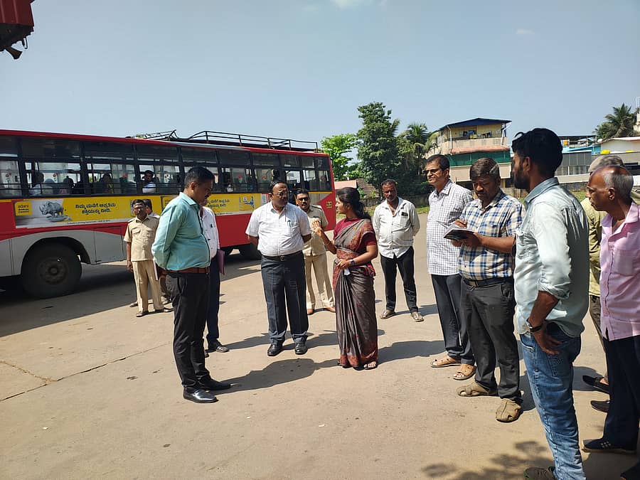 ಅಳ್ನಾವರ ಬಸ್ ನಿಲ್ದಾಣಕ್ಕೆ ವಾಯವ್ಯ ಕರ್ನಾಟಕ ರಸ್ತೆ ಸಾರಿಗೆ ಸಂಸ್ಥೆಯ ವ್ಯವಸ್ಥಾಪಕ ನಿರ್ದೇಶಕಿ ಪ್ರಿಯಾಂಗಾ ಎಂ. ಸೋಮವಾರ ಭೇಟಿ ನೀಡಿದರು