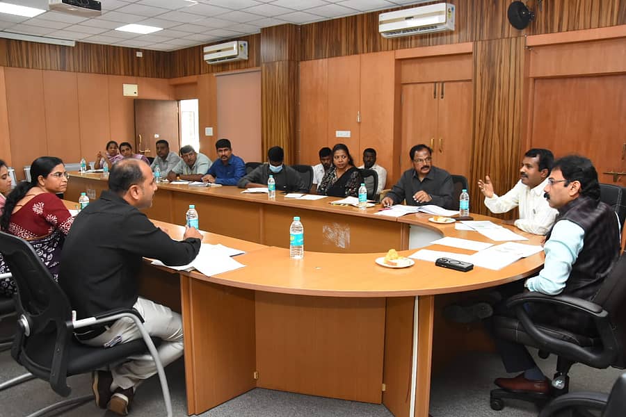ಚಿಕ್ಕಬಳ್ಳಾಪುರದಲ್ಲಿ ನಡೆದ ಕನಿಷ್ಠ ಬೆಂಬಲ ಬೆಲೆ ಯೋಜನೆಯಡಿ ರಾಗಿ, ಸಿರಿಧಾನ್ಯ, ಭತ್ತ ಮತ್ತು ಬಿಳಿಜೋಳ ಖರೀದಿ ಕುರಿತ ಜಿಲ್ಲಾ ಟಾಸ್ಕ್ ಫೋರ್ಸ್ ಸಮಿತಿ ಸಭೆಯಲ್ಲಿ ಜಿಲ್ಲಾಧಿಕಾರಿ ಪಿ.ಎನ್.ರವೀಂದ್ರ ಮಾತನಾಡಿದರು