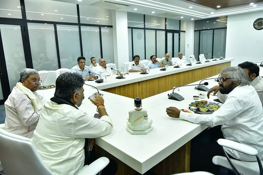 ಮುಖ್ಯಮಂತ್ರಿ ಆಯೋಜಿಸಿದ್ದ ಔತಣಕೂಟದಲ್ಲಿ  ಡಿ.ಕೆ. ಶಿವಕುಮಾರ್ ಮತ್ತು ಸಚಿವರು