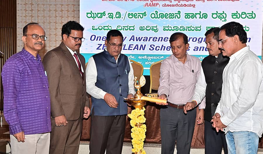 ದಾವಣಗೆರೆಯಲ್ಲಿ ನಡೆದ ಝಡ್.ಇ.ಡಿ/ ಲೀನ್ ಯೋಜನೆ ಹಾಗೂ ರಪ್ತು ಕುರಿತು ಒಂದು ದಿನದ ಅರಿವು ಮೂಡಿಸುವ ಕಾರ್ಯಕ್ರಮವನ್ನು ಜಿಲ್ಲಾಧಿಕಾರಿ ಜಿ.ಎಂ. ಗಂಗಾಧರಸ್ವಾಮಿ ದೀಪ ಬೆಳಗಿಸಿ ಉದ್ಘಾಟಿಸಿದರು ಪ್ರಜಾವಾಣಿ ಚಿತ್ರ