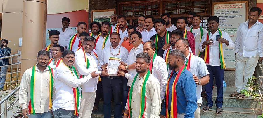 <div class="paragraphs"><p>ಹೊಸಪೇಟೆಯಲ್ಲಿ ಚಪ್ಪಲಿ ಅಂಗಡಿಯೊಂದರಲ್ಲಿ ಹಾಕಲಾದ ವಿವಾದಾತ್ಮಕ ವಾಕ್ಯ ವಿರುದ್ಧ ಸೋಮವಾರ ನಗರಸಭೆಗೆ ಮನವಿ ಸಲ್ಲಿಸಲಾಯಿತು&nbsp; </p></div>