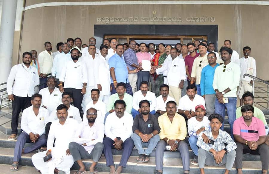 ಯಾದಗಿರಿಯಲ್ಲಿ ಸೋಮವಾರ ಜಿಲ್ಲಾ ಕೋಲಿ ಕಬ್ಬಲಿಗ ಸಮಾಜದ ಮುಖಂಡರು ಹೆಚ್ಚುವರಿ ಜಿಲ್ಲಾಧಿಕಾರಿ ರಮೇಶ ಕೋಲಾರ ಅವರಿಗೆ ಮನವಿ ಸಲ್ಲಿಸಿದರು