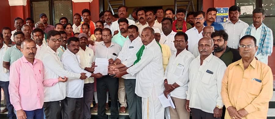 ಬ್ಯಾಡಗಿಯ ಬೆಸ್ತ ಹಾಗೂ ಕೋಲಿ ಸಮಾಜದ ಮುಖಂಡರು ಪ್ರತಿಭಟನೆ ನಡೆಸಿ ತಹಶೀಲ್ದಾರ್‌ ಚಂದ್ರಶೇಖರ ನಾಯಕ ಅವರಿಗೆ ಮನವಿ ಸಲ್ಲಿಸಿದರು