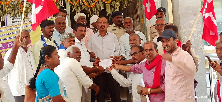 ಚಿಂತಾಮಣಿಯಲ್ಲಿ ಸೋಮವಾರ ಪ್ರಗತಿಪರ ಸಂಘಟನೆಗಳ ವೇದಿಕೆಯಡಿ ಪ್ರತಿಭಟನೆ ನಡೆಸಿ ತಹಶೀಲ್ದಾರ್ ಮೂಲಕ ರಾಷ್ಟ್ರಪತಿಗೆ ಮನವಿ ಸಲ್ಲಿಸಲಾಯಿತು