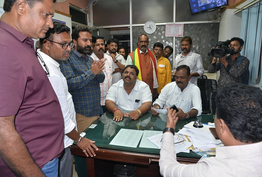 ಕೋಲಾರದಲ್ಲಿ ಸೋಮವಾರ ನಗರಸಭೆ ಕಚೇರಿಗೆ ಸದಸ್ಯರು ಮುತ್ತಿಗೆ ಹಾಕಿ ಸಿಬ್ಬಂದಿ ಇಲ್ಲದಿರುವುದಕ್ಕೆ ಆಯುಕ್ತರ ವಿರುದ್ಧ ಆಕ್ರೋಶ ವ್ಯಕ್ತಪಡಿಸಿದರು