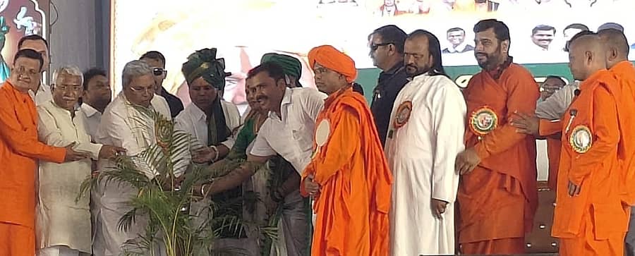 ಬಾಗಲಕೋಟೆ ಜಿಲ್ಲೆಯ ಬಂಡಿಗಣಿ ಮಠದಲ್ಲಿ ಸೋಮವಾರ ಹಮ್ಮಿಕೊಂಡಿದ್ದ ವಿಶ್ವಶಾಂತಿಗಾಗಿ ಸರ್ವಧರ್ಮ ಮಹಾಸಂಗಮ ಕಾರ್ಯಕಮವನ್ನು ಮುಖ್ಯಮಂತ್ರಿ ಸಿದ್ದರಾಮಯ್ಯ ಉದ್ಘಾಟಿಸಿದರು