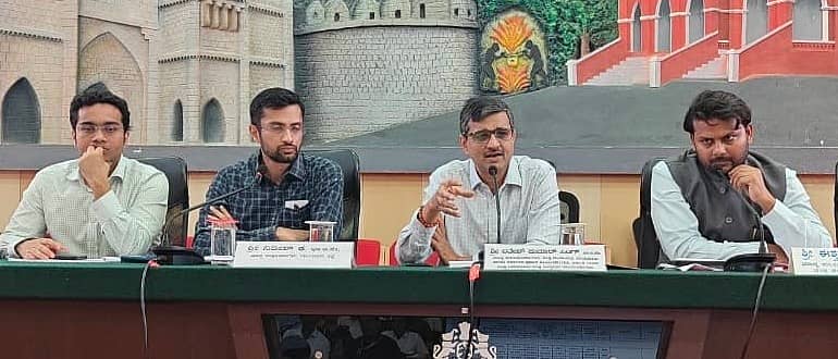 ರಾಯಚೂರಿನ ಜಿಲ್ಲಾ ಪಂಚಾಯಿತಿ ಕಚೇರಿ ಸಭಾಂಗಣದಲ್ಲಿ ವಿವಿಧ ಇಲಾಖೆಗಳ ಪ್ರಗತಿ ಪರಿಶೀಲನಾ ಸಭೆಯಲ್ಲಿ ಜಿಲ್ಲಾ ಉಸ್ತುವಾರಿ ಕಾರ್ಯದರ್ಶಿಯೂ ಆದ ಆರ್ಥಿಕ ಇಲಾಖೆಯ ಪ್ರಧಾನ ಕಾರ್ಯದರ್ಶಿ ರಿತೇಶಕುಮಾರ ಸಿಂಗ್ ಮಾತನಾಡಿದರು. ಜುಬಿನ್‌ ಮೊಹಾಪಾತ್ರಾ, ನಿತೀಶ್ ಕೆ., ಈಶ್ವರಕುಮಾರ ಕಾಂದೂ ಉಪಸ್ಥಿತರಿದ್ದರು