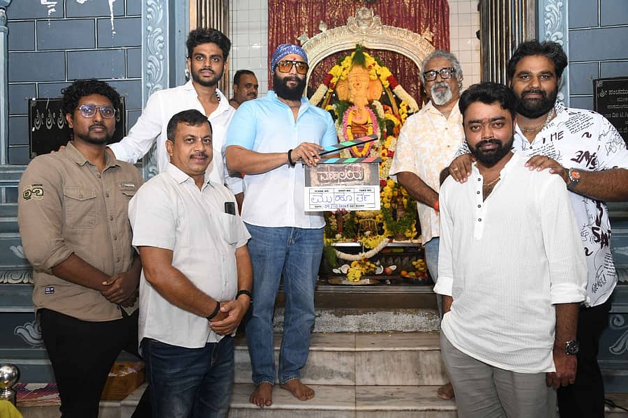 ‘ಮಹಾಲಯ’ ಚಿತ್ರಕ್ಕೆ ಕ್ಲ್ಯಾಪ್‌ ಮಾಡಿದ ನಟ ಶ್ರೀಮುರಳಿ 