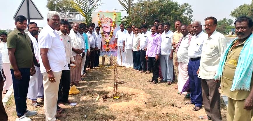 ಮೊಳಕಾಲ್ಮುರಿನಲ್ಲಿ ಸೋಮವಾರ ರಾಜವೀರ ಮದಕರಿ ನಾಯಕ ಜಯಂತಿ ಆಚರಿಸಲಾಯಿತು.