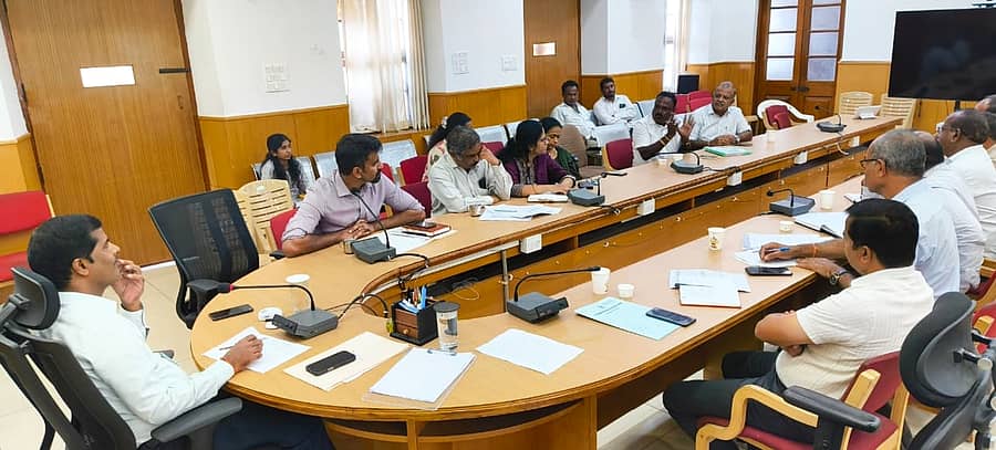 ಸಕ್ಕರೆ ಕಾರ್ಖಾನೆಗಳು ರೈತರಿಗೆ ಬಾಕಿ ಹಣ ಪಾವತಿ ಮಾಡುವ ಸಂಬಂಧ ಮಂಡ್ಯ ಜಿಲ್ಲಾಧಿಕಾರಿ ಕಚೇರಿಯಲ್ಲಿ ಸೋಮವಾರ ಜಿಲ್ಲಾಧಿಕಾರಿ ಕುಮಾರ ಅಧ್ಯಕ್ಷತೆಯಲ್ಲಿ ಅಧಿಕಾರಿಗಳ ಸಭೆ ನಡೆಯಿತು