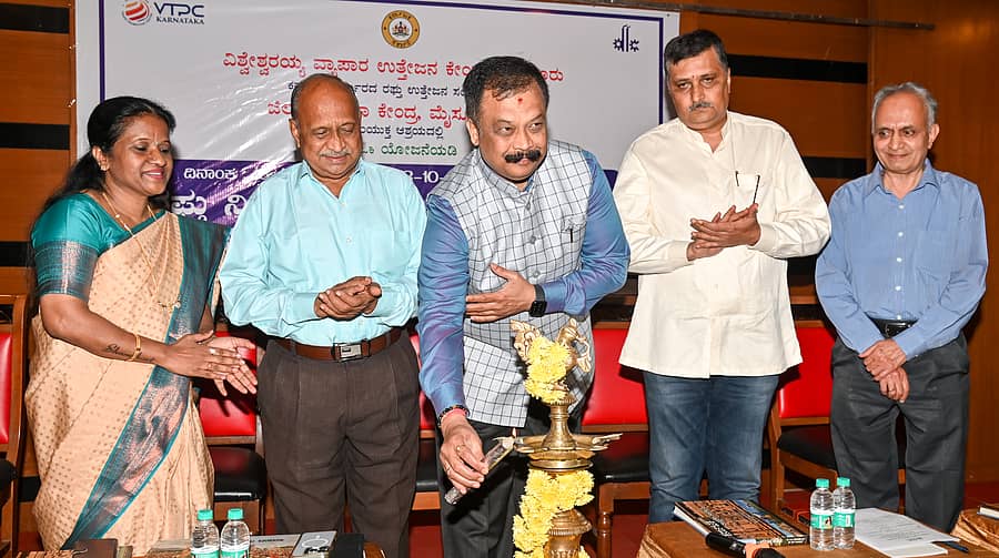 ರಫ್ತು ನಿರ್ವಹಣಾ ತರಬೇತಿ ಕಾರ್ಯಕ್ರಮವನ್ನು ಸೋಮವಾರ ಸಿ.ಎಸ್. ಬಾಬು ನಾಗೇಶ್ ಉದ್ಘಾಟಿಸಿದರು. ಸುರೇಶ್ ಕುಮಾರ್ ಜೈನ್, ಶಿವಾಜಿ ರಾವ್, ಅರವಿಂದ್ ಭಟ್, ಎಲ್. ಮೇಘಲಾ ಜೊತೆಗಿದ್ದರು    ಪ್ರಜಾವಾಣಿ ಚಿತ್ರ