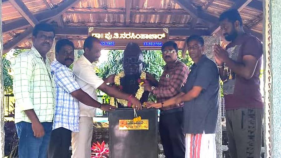 ಮೇಲುಕೋಟೆಯ ಪು.ತಿನ ಕಲಾಮಂದಿರದಲ್ಲಿ ಸೋಮವಾರ ಸಾಂಕೇತಿಕವಾಗಿ ನಡೆದ ಪುತಿನ ಸಂಸ್ಮರಣೆಯ ಕವಿ ಪುತಿನ ಪ್ರತಿಮೆಗೆ ಗ್ರಾ.ಪಂ ಪ್ರಭಾರ ಅಧ್ಯಕ್ಷ ಜಿ.ಕೆ. ಕುಮಾರ್ ಮತ್ತು ಕನ್ನಡ ಮತ್ತು ಸಂಸ್ಕೃತಿ ಇಲಾಖೆಯ ಸಹಾಯಕ ನಿರ್ದೇಶಕ ಡಾ.ಬಿ.ವಿನಂದೀಶ್, ಮಾಲಾರ್ಪಣೆ ಮಾಡಿದರು