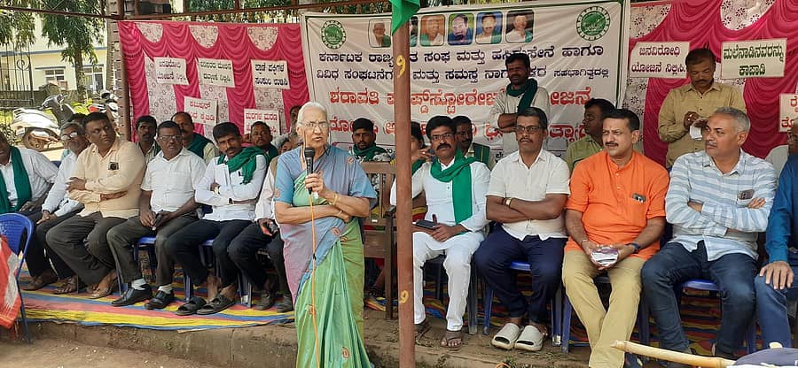ಸಾಗರದಲ್ಲಿ ಶರಾವತಿ ಪಂಪ್ಡ್ ಸ್ಟೋರೇಜ್ ಯೋಜನೆ ವಿರೋಧಿಸಿ ನಡೆಯುತ್ತಿರುವ ಅನಿರ್ಧಿಷ್ಠಾವಧಿಯ ಧರಣಿ ಸತ್ಯಾಗ್ರಹದಲ್ಲಿ ಸೋಮವಾರ ಮಾಜಿ ಸಚಿವೆ ಬಿ.ಟಿ.ಲಲಿತಾ ನಾಯಕ್ ಮಾತನಾಡಿದರು.