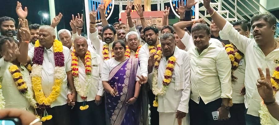 ಬಂಗಾರಪೇಟೆ ನಗರದ ಅಂಬೇಡ್ಕರ್ ಪ್ರತಿಮೆಗೆ ಮಾಲಾರ್ಪಣೆ ಮಾಡಿ ಟಿಎಪಿಸಿಎಂಎಸ್ ಚುನಾವಣೆಯಲ್ಲಿ ವಿಜೇತರಾದ ಬಿಜೆಪಿ ಮತ್ತು ಜೆಡಿಎಸ್ ಕಾರ್ಯಕರ್ತರು ವಿಜಯೋತ್ಸವ ಆಚರಿಸಿದರು