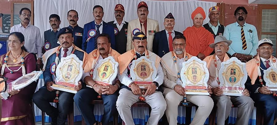 ವಿರಾಜಪೇಟೆಯಲ್ಲಿ ಈಚೆಗೆ ನಡೆದ ಮಾಜಿ ಸೈನಿಕರ ಸಹಕಾರ ಸಂಘದ ಮಹಾಸಭೆ ಮತ್ತು ಸನ್ಮಾನ ಕಾರ್ಯಕ್ರಮದಲ್ಲಿ ಸಾಧಕರನ್ನು ಸನ್ಮಾನಿಸಲಾಯಿತು