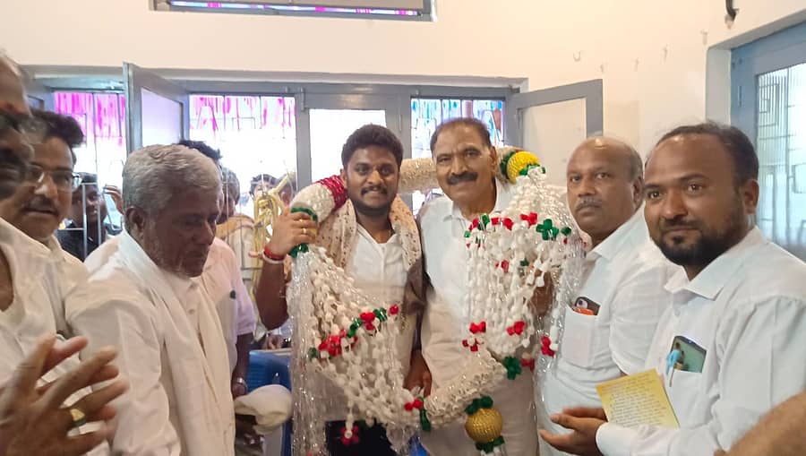 ಅರಸೀಕೆರೆ ಬಾಣಾವಾರ ಹೋಬಳಿಯ ಬೆಂಡೆಕೆರೆ ಗ್ರಾಮದಲ್ಲಿ ನೂತನವಾಗಿ ಮೆರಾಜ್‌ ಟ್ರೇಡರ್ಸ್‌ ವತಿಯಿಂದ ಸ್ಥಾಪಿಸಲಾದ ಸ್ವಯಂ ಚಾಲಿತ ರೇಷ್ಮೆ ನೂಲು ಬಿಚ್ಚುವ ಘಟಕದಿಂದ ಸಂಸದ ಶ್ರೇಯಸ್‌ ಪಟೇಲ್‌ ಹಾಗೂ ಶಾಸಕ ಕೆ.ಎಂ.ಶಿವಲಿಂಗೇಗೌಡರನ್ನು ಗೌರವಿಸಲಾಯಿತು 