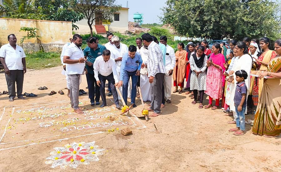 ಕೊಪ್ಪಳ ತಾಲ್ಲೂಕಿನ ಹಾಲವರ್ತಿ ಗ್ರಾಮದಲ್ಲಿ ಎಂಎಸ್‌ಪಿಎಲ್‌ ಹಾಗೂ ಸ್ಥಳೀಯ ಗ್ರಾಮ ಪಂಚಾಯಿತಿ ಸಹಯೋಗದಲದಲ್ಲಿ ಉದ್ಯಾನ ನಿರ್ಮಾಣಕ್ಕೆ ಚಾಲನೆ ಲಭಿಸಿತು