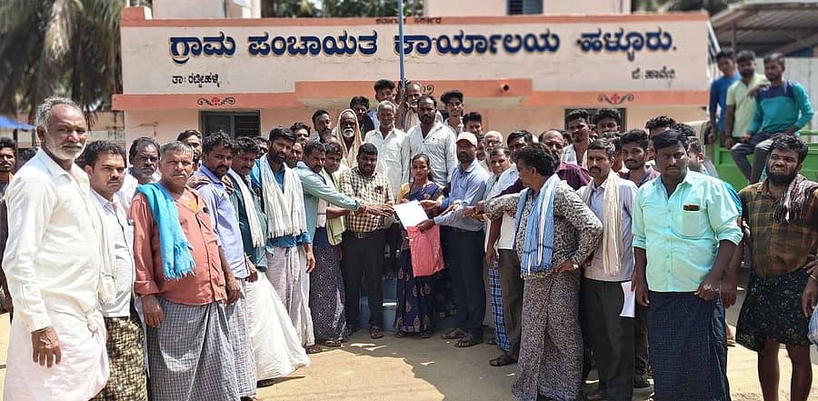 ರಟ್ಟೀಹಳ್ಳಿ ತಾಲ್ಲೂಕು ಹಳ್ಳೂರು ಗ್ರಾಮ ಪಂಚಾಯಿತಿ ವ್ಯಾಪ್ತಿಯ ನಿರ್ಮಿಸಲಾದ ಸಕ್ಕರೆ ಕಾರ್ಖಾನೆಯಲ್ಲಿ ಸ್ಥಳೀಯರಿಗೆ ಉದ್ಯೋಗ ನೀಡುವಂತೆ ಸೋಮವಾರ ಗ್ರಾಮಸ್ಥರು ಗ್ರಾಮ ಪಂಚಾಯಿತಿ ಅಭಿವೃದ್ಧಿ ಅಧಿಕಾರಿಗಳಿಗೆ ಮನವಿ ಸಲ್ಲಿಸಿದರು 