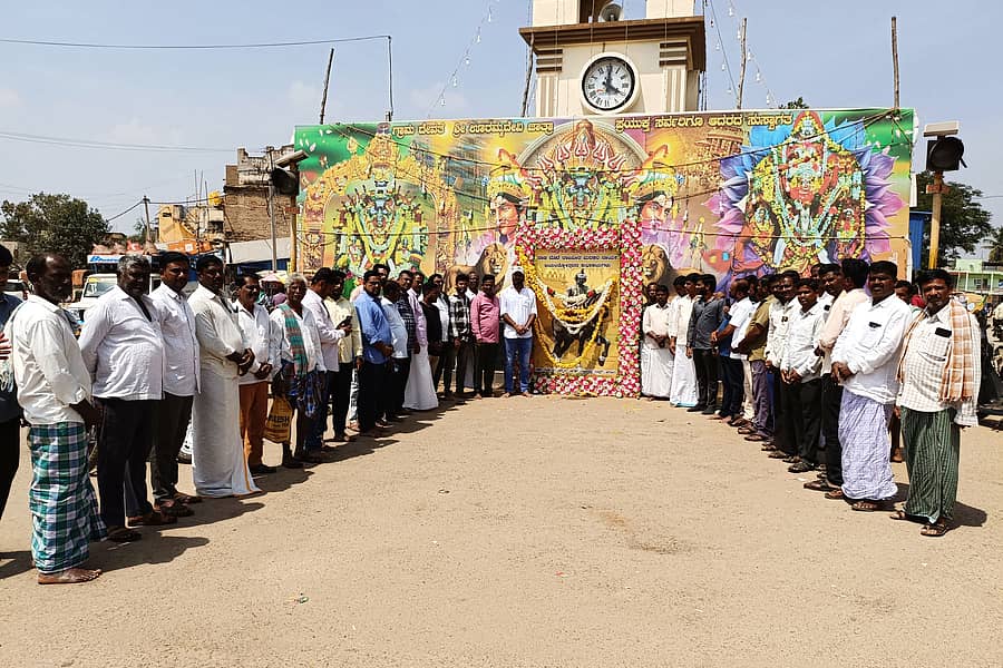 ಕೂಡ್ಲಿಗಿ ಪಟ್ಟಣದ ಮದಕರಿ ವೃತ್ತದಲ್ಲಿ ಸೋಮವಾರ ಅಖಿಲ ಕರ್ನಾಟಕ ವಾಲ್ಮೀಕಿ ಮಹಾಸಭಾದ ತಾಲ್ಲೂಕು ಘಟಕದಿಂದ ಸೋಮವಾರ ರಾಜ ವೀರ ಮದಕರಿ ನಾಯಕ ಜಯಂತಿ ಆಚರಿಸಲಾಯಿತು